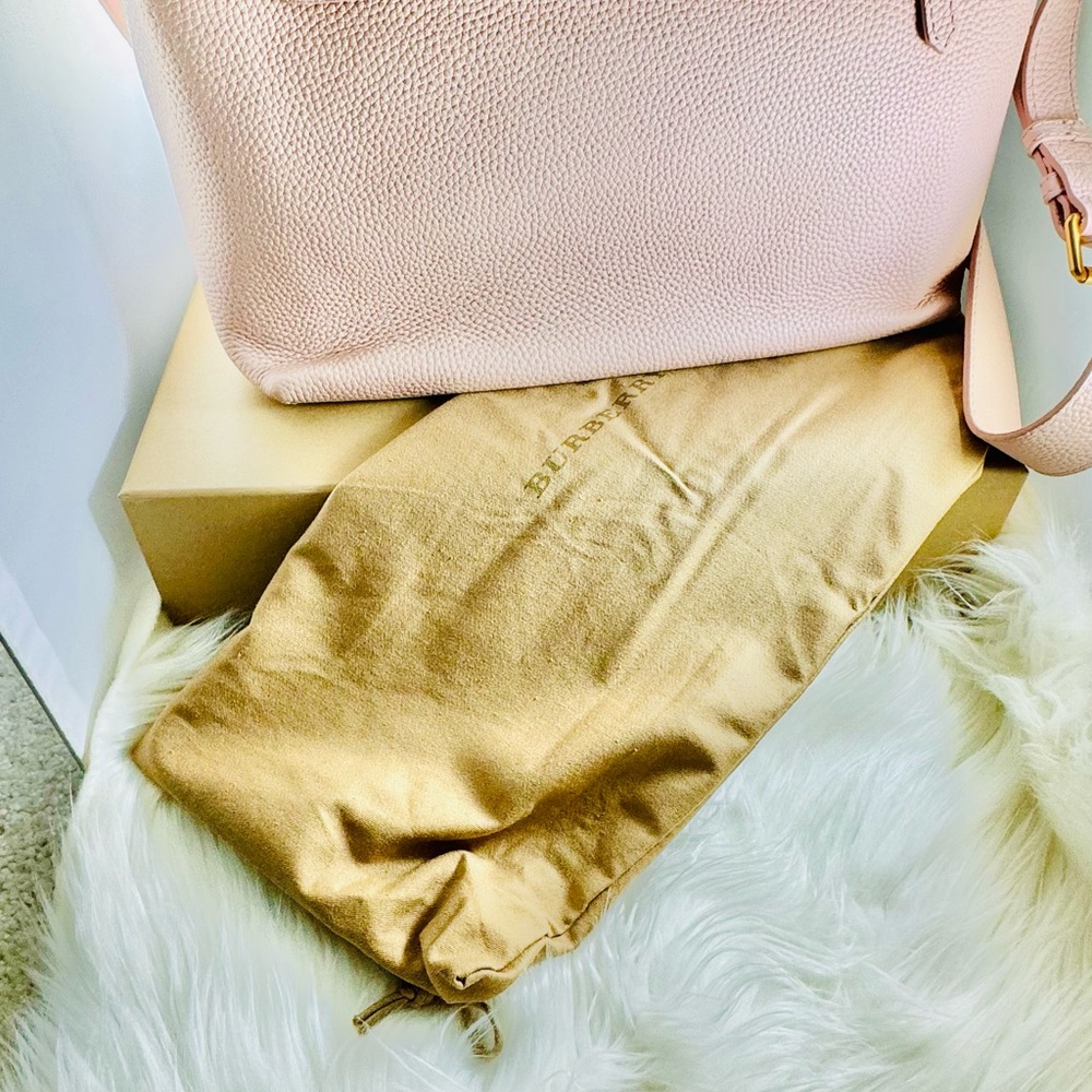 Authentic BURBERRY Messanger Bag H17cm x W25 cm x D9 cm in Pink Barely Worn.. - Picture 5 of 6